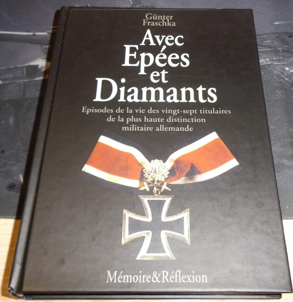 Livre " Avec Epées et Diamants "- Croix de Fer - armée allemande - médaille